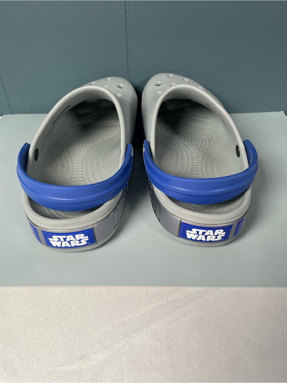 Star Wars Crocs R2D2 Classic Clogs Grey Blue Mens Size 6 / Womens Size 8 Disney - Picture 5 of 9